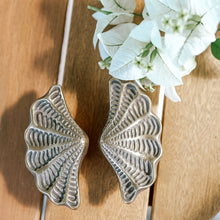 Load image into Gallery viewer, Fan Shell Drawer Pull - Brass