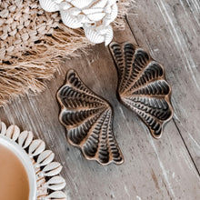 Load image into Gallery viewer, Fan Shell Drawer Pull - Brass