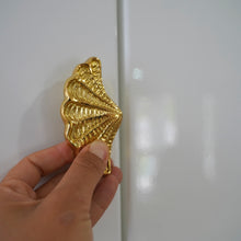 Load image into Gallery viewer, Fan Shell Drawer Pull - Brushed Gold