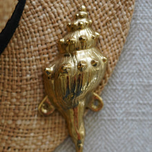 Load image into Gallery viewer, Medium Natural Shell Hook - Brushed Gold