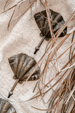 Load image into Gallery viewer, Large Clam Shell Hook - Brass